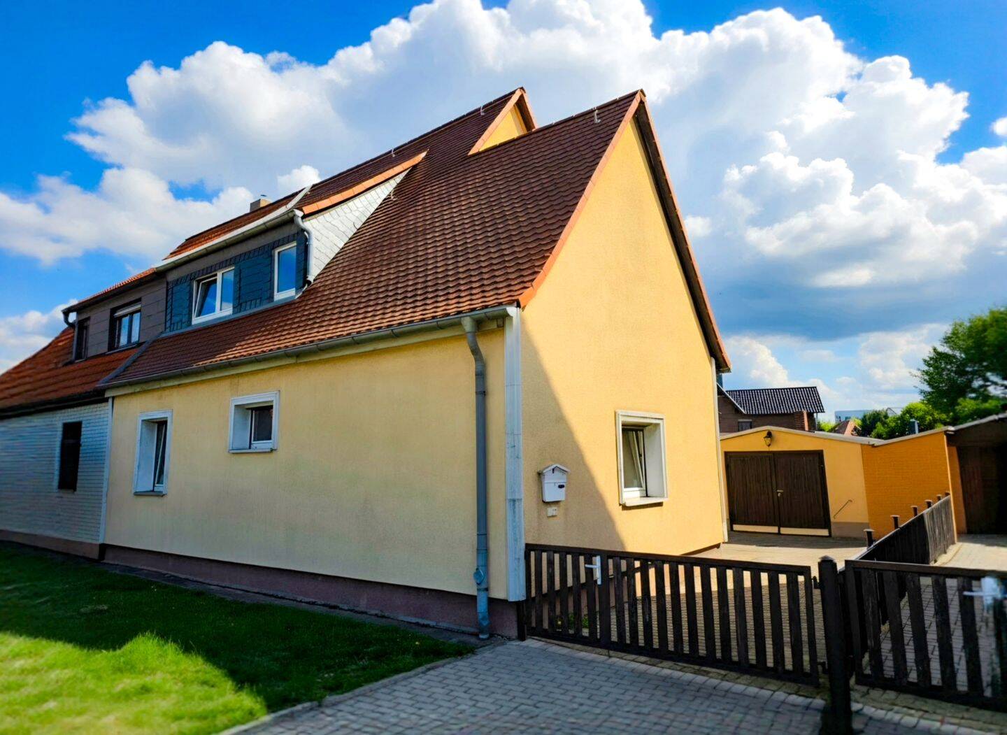 Doppelhaushälfte mit großzügigem Garten & Nebengebäuden in Borna, 4552 Borna