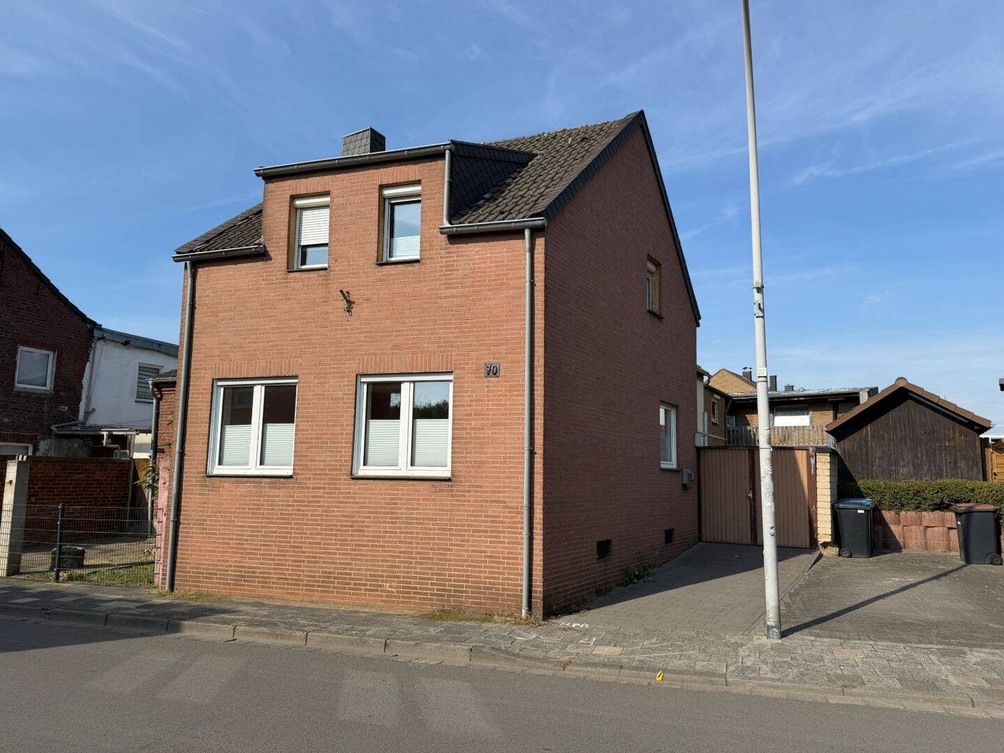 Teilrenoviertes Einfamilienhaus mit Einliegerwohnung zu verkaufen, 41517 Grevenbroich