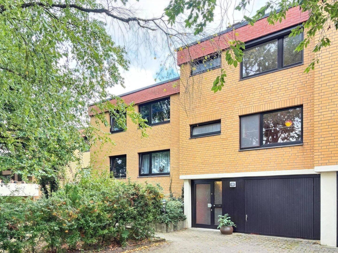 Maisonette mit Reihenhaus-Charakter – individuelle Split-Level-Architektur, eigener Eingang und Garage, 30559 Hannover