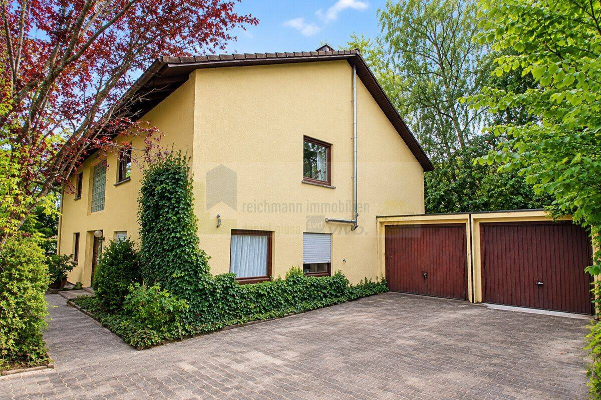 Viel Raum für Ihre Wohnideen! Großzügiges Wohnhaus mit Entwicklungspotenzial, Balkon, zwei Garagen und einem weitläufigen Garten in VS-Rietheim!, 78052 Villingen-Schwenningen