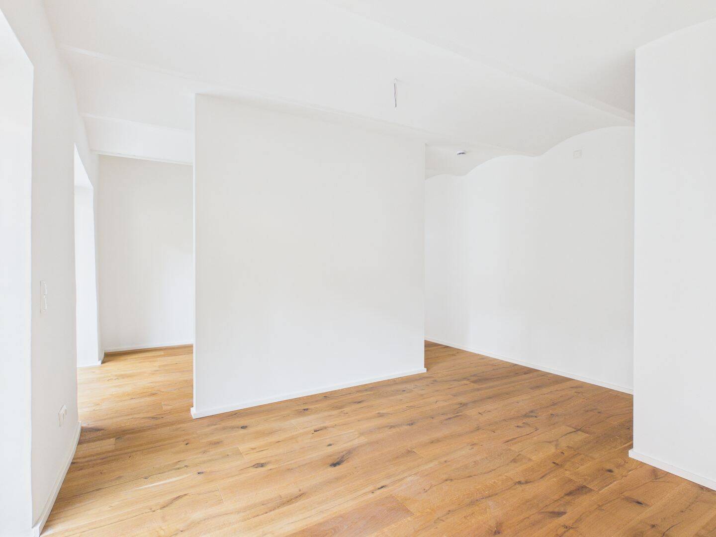 ERSTBEZUG – Denkmalsanierte 2-Zimmerwohnung mit modernem Badezimmer, großer Terrasse, Abstellraum, 92224 Amberg