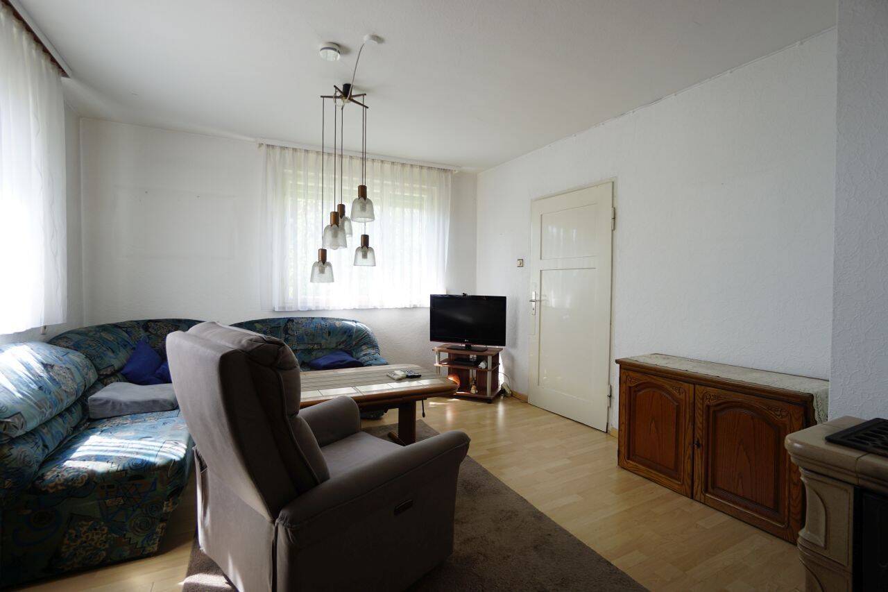 Sanierungsbedürftiges Einfamilienhaus mit großem, schönen Grundstück und Pkw-Stellplatz, 72768 Reutlingen