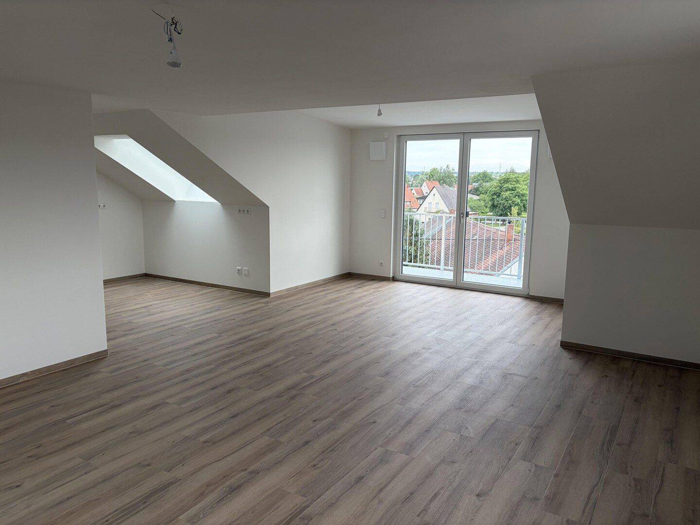 Moderne Dachgeschosswohnung mit viel Licht und zwei Balkonen, 86637 Wertingen