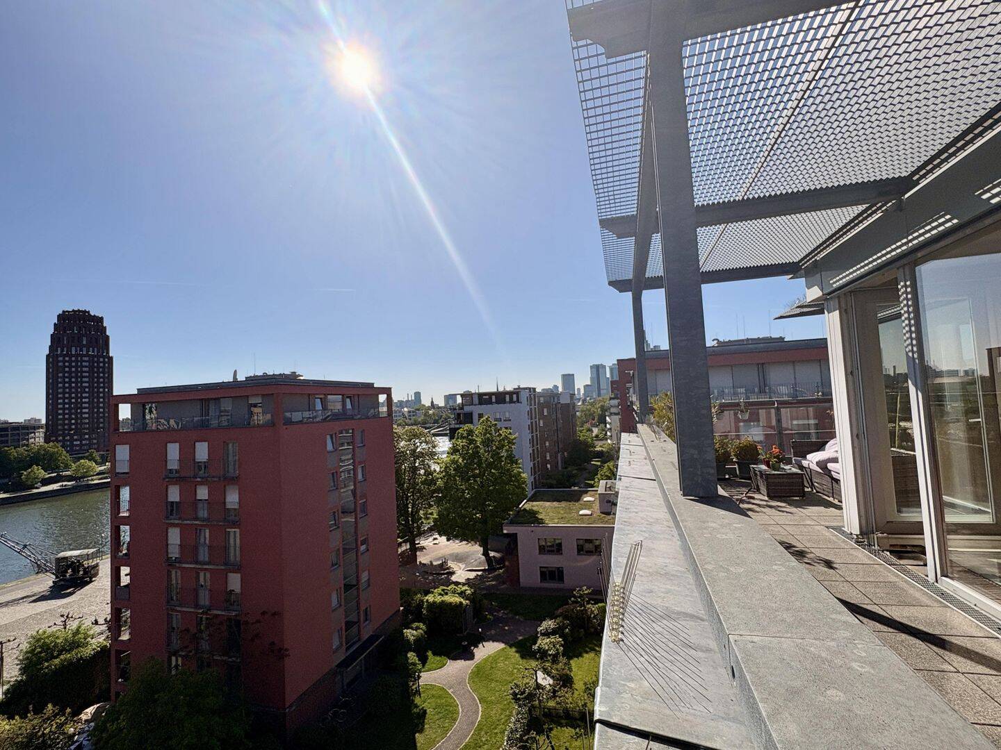 Luxus-Penthouse direkt am Main nahe EZB mit viel Privatsphäre ready-to-move-in, 60314 Frankfurt am Main (Fechenheim Ostend)