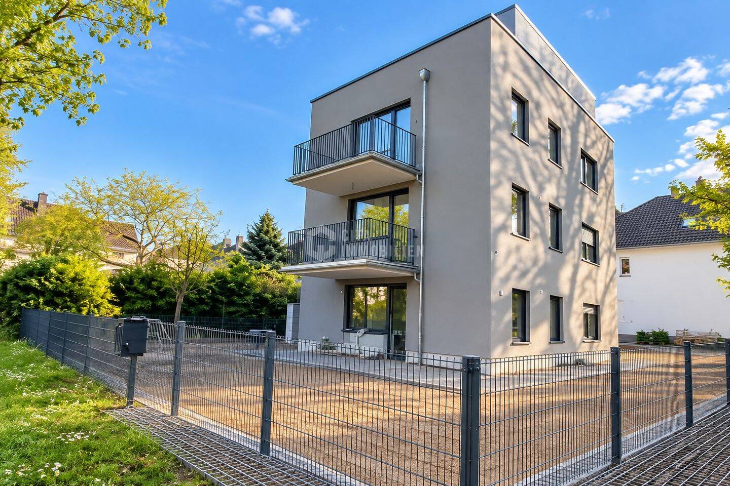 Neuwertige 2-Zimmer-OG-Wohnung mit Dachterrasse und EBK in Frankfurt-Unterliederbach, 65929 Frankfurt am Main (Höchst Schwanheim Unterliederbach)