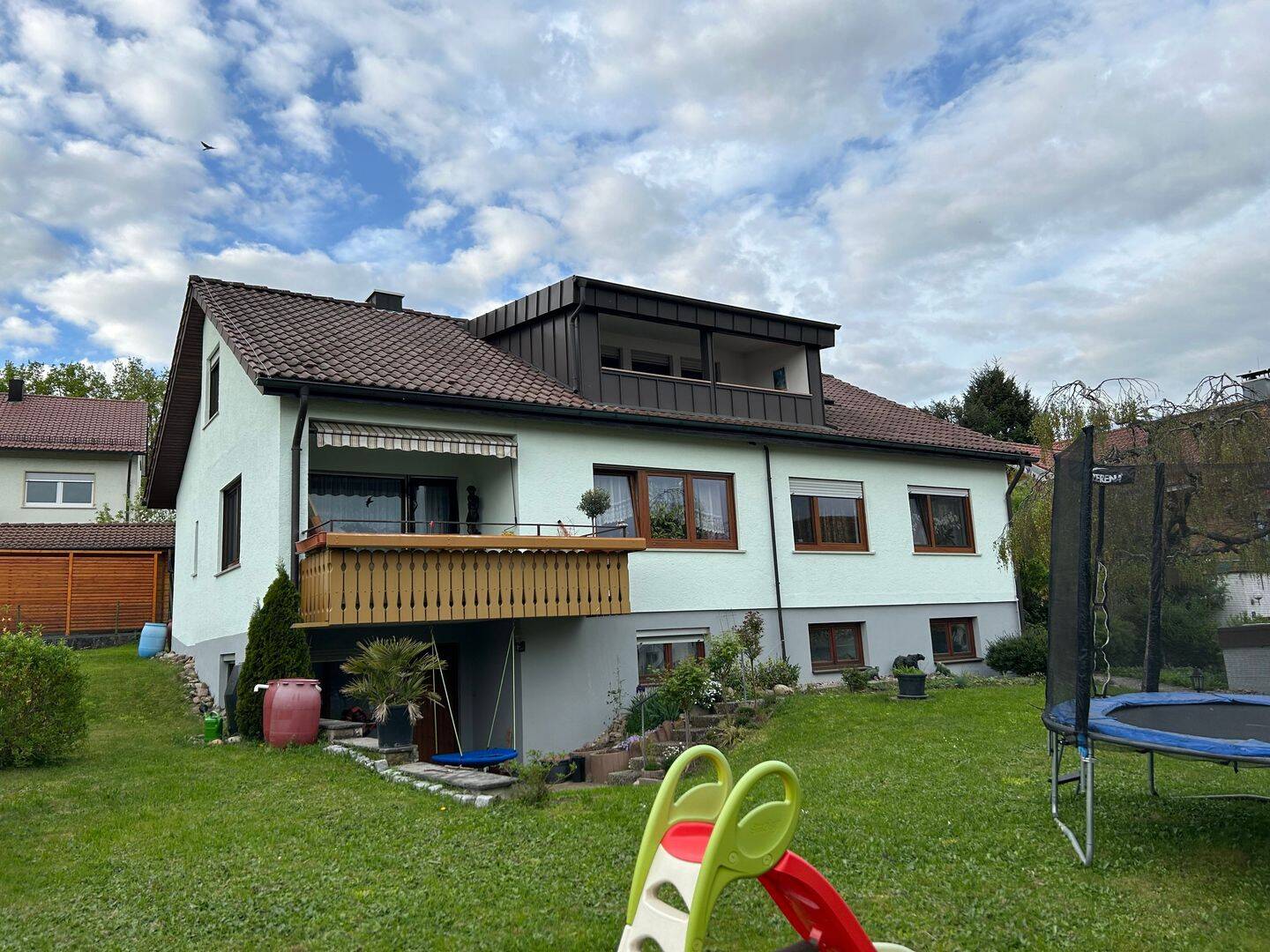 Wohlfühlwohnung im Dachgeschoss: 3 Zimmer, 2 Balkone, Garten, 73117 Wangen