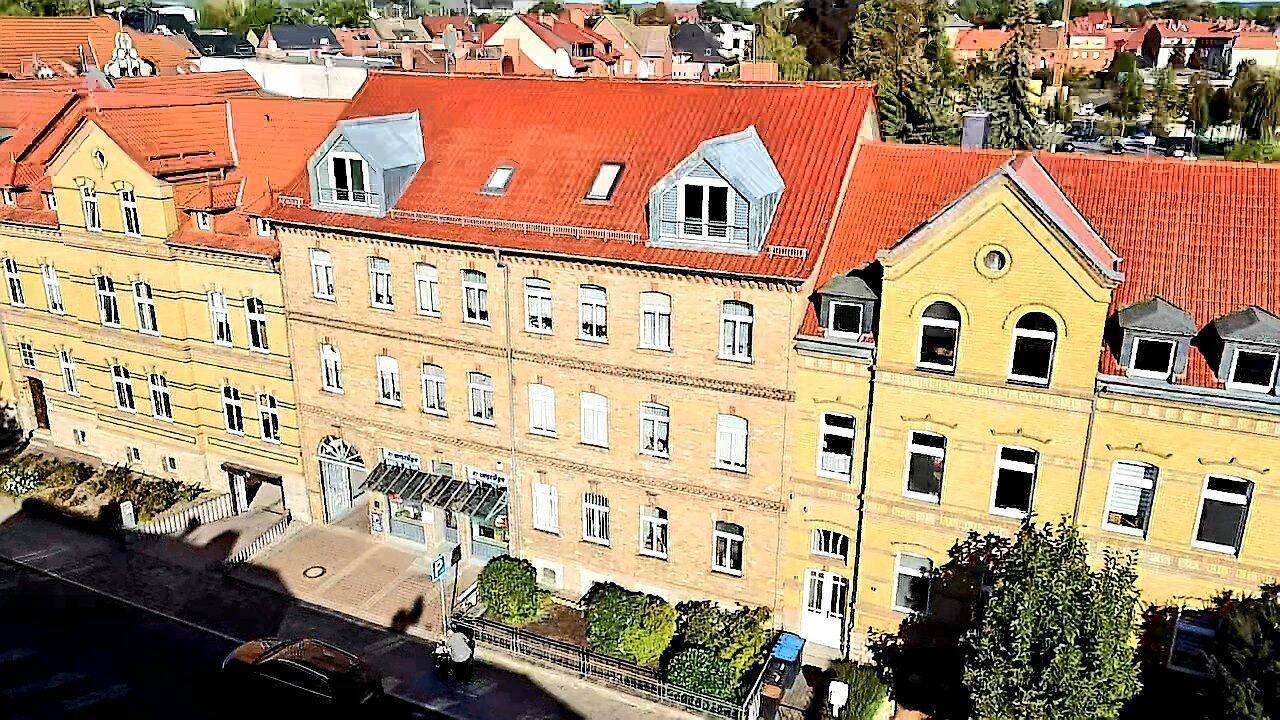 Großzügige 4-Zimmer-Dachgeschosswohnung, ca. 130m² mit Einbauküche, Blick über die Altstadt von Sangerhausen, 2 Tageslichbädern, Garten & Stellplatz, 6526 Sangerhausen