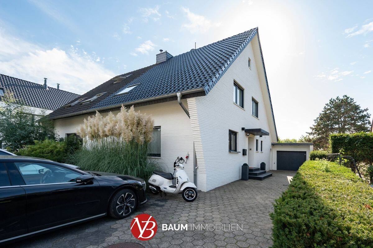 Was für ein Ambiente! Stilvoll modernisierte Doppelhaushälfte mit Wohnanbau in Meerbusch-Strümp, 40670 Meerbusch