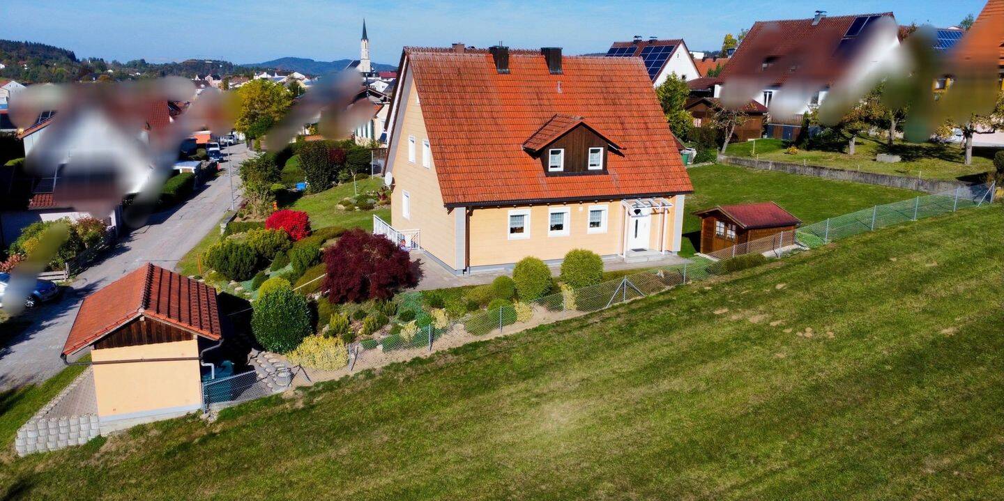 Charmantes und äußerst gepflegtes Einfamilienhaus in sonniger Randlage von Freyung, 94078 Freyung