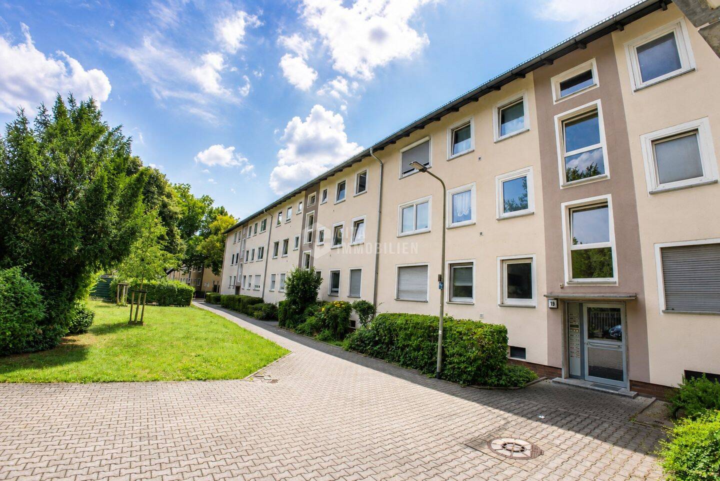 Renovierte 2-Zimmer-Wohnung mit Balkon und Einbauküche in Frankfurt-Dornbusch, 60320 Frankfurt am Main