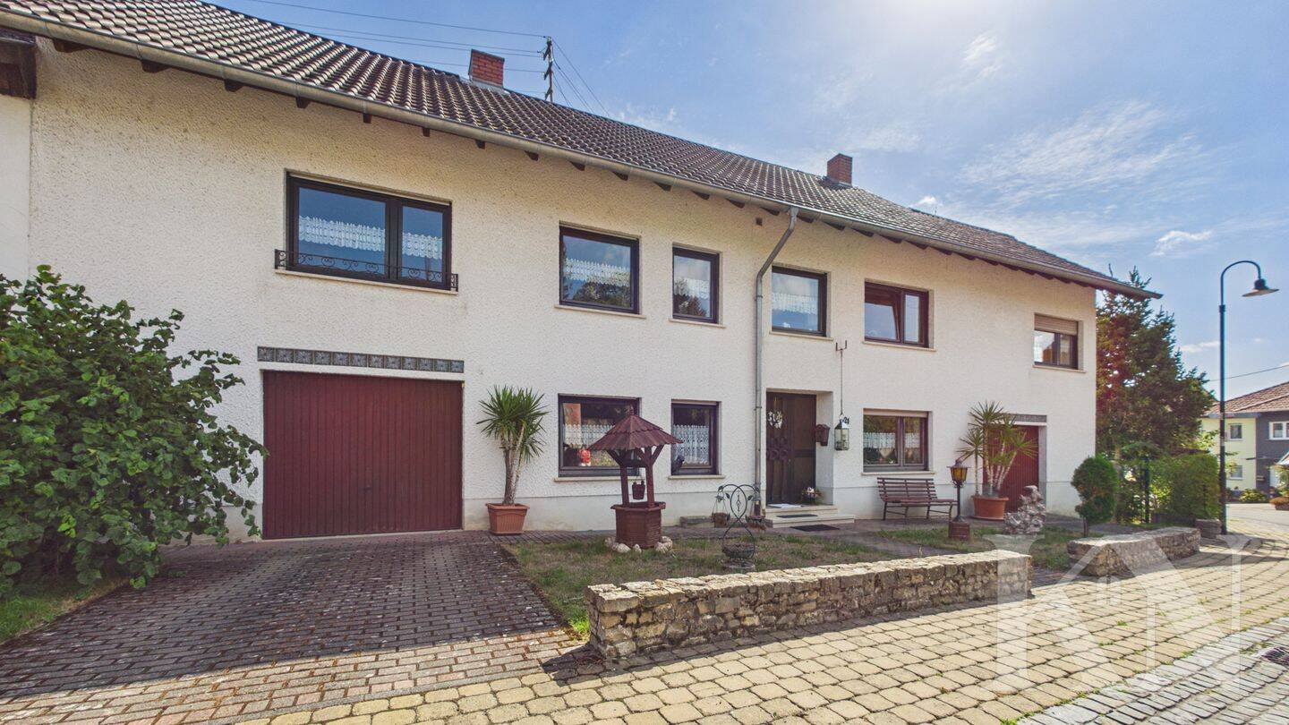 Ein- bis Zweifamilienhaus mit großem Grundstück, zwei Balkonen und Ausbaupotenzial in Gersheim!, 66453 Gersheim