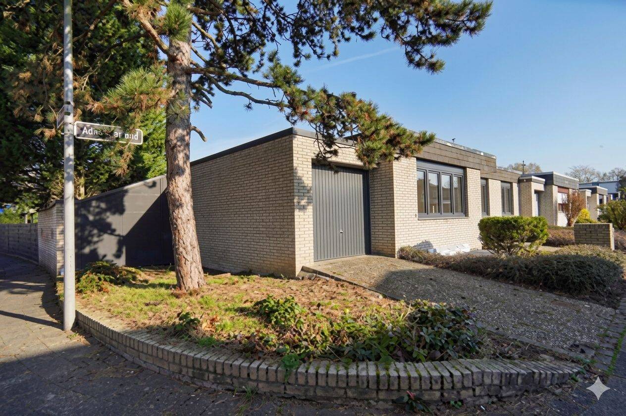 Traum-Bungalow in Düsseldorf: Indoor-Pool, Sauna & Wintergarten für Ihr Familienglück, 40593 Düsseldorf (Benrath Garath Urdenbach)