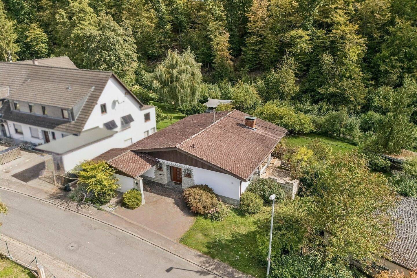 Einziehen und die besondere Atmosphäre spüren! Einfamilienhaus in schöner Lage!!!, 65582 Hambach