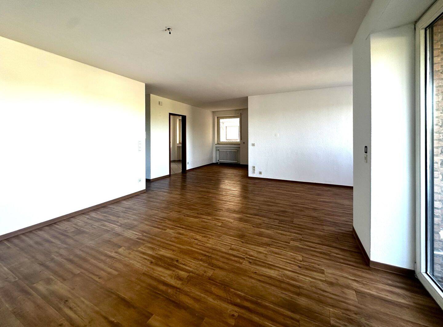 Attraktive 3-Zimmer-Wohnung mit tollem Grundriss, viel Licht und schönem Balkon, 64569 Nauheim
