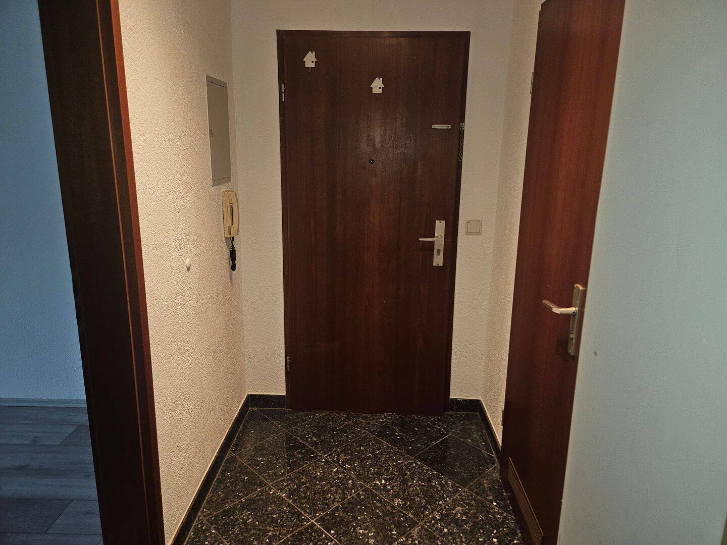 renovierte 3-Zimmer-Wohnung in Stuttgart-Rot, 70437 Stuttgart (Freiberg Mönchfeld Rot Zazenhausen Zuffenhausen)