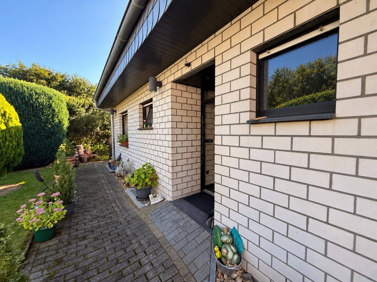 Naturnah wohnen am Möhnesee!Großzügiges Wohnhaus mit Einliegerwohnung und Garage in Völlinghausen!, 59519 Möhnesee
