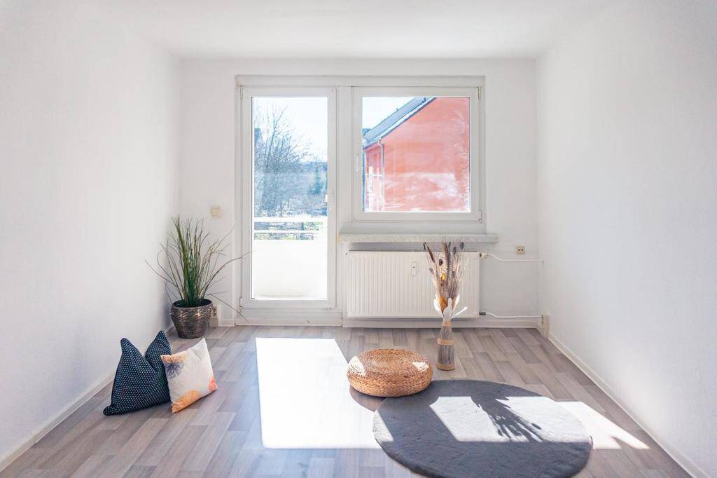 Helle 2-Raum-Balkonwohnung mit Einbauküche, 9130 Chemnitz (Hilbersdorf Sonnenberg Yorckgebiet Zentrum)