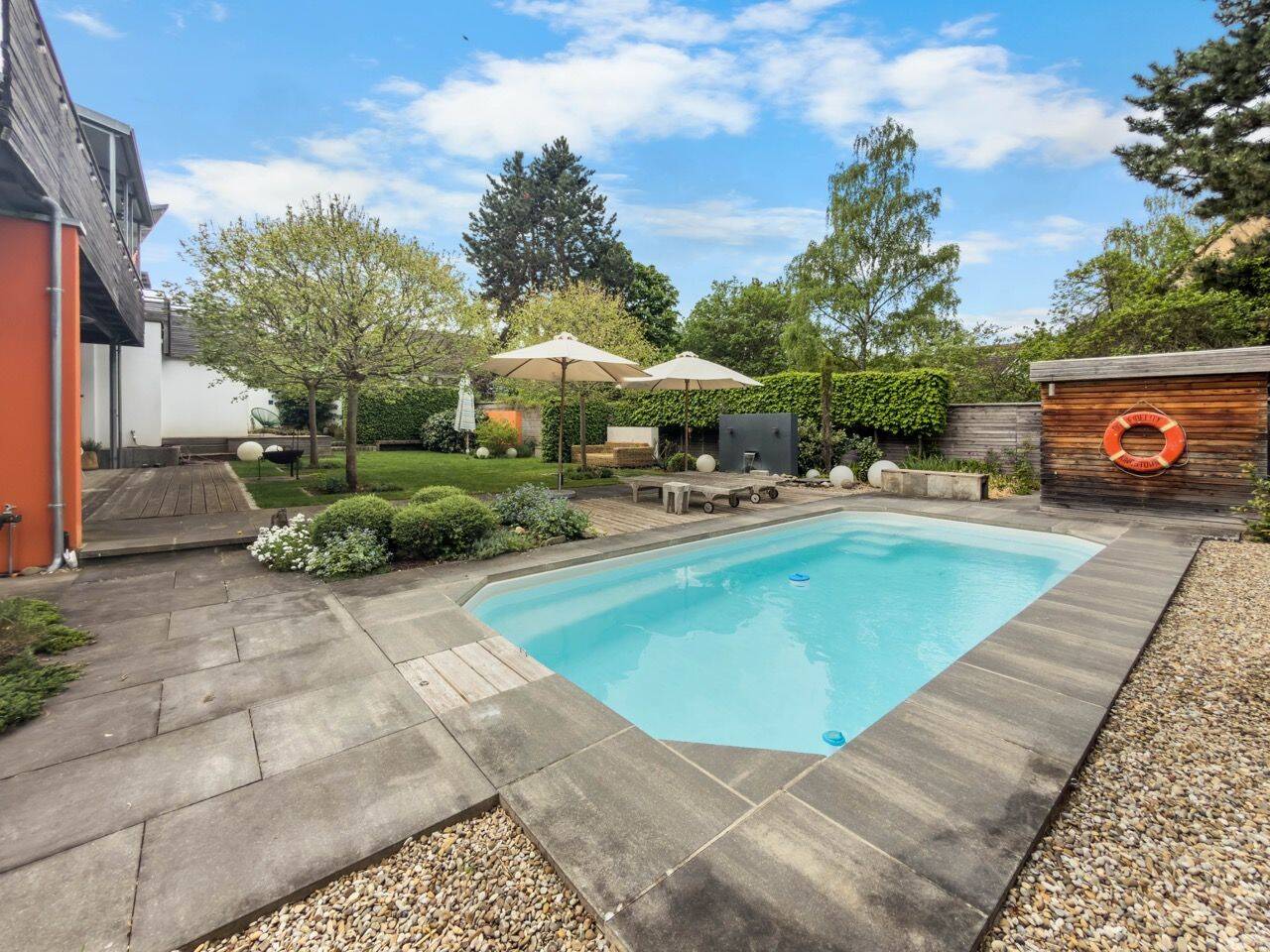 Besonderes Wohnen in Roth – Architektenhaus mit Pool und traumhaftem Garten, 91154 Roth