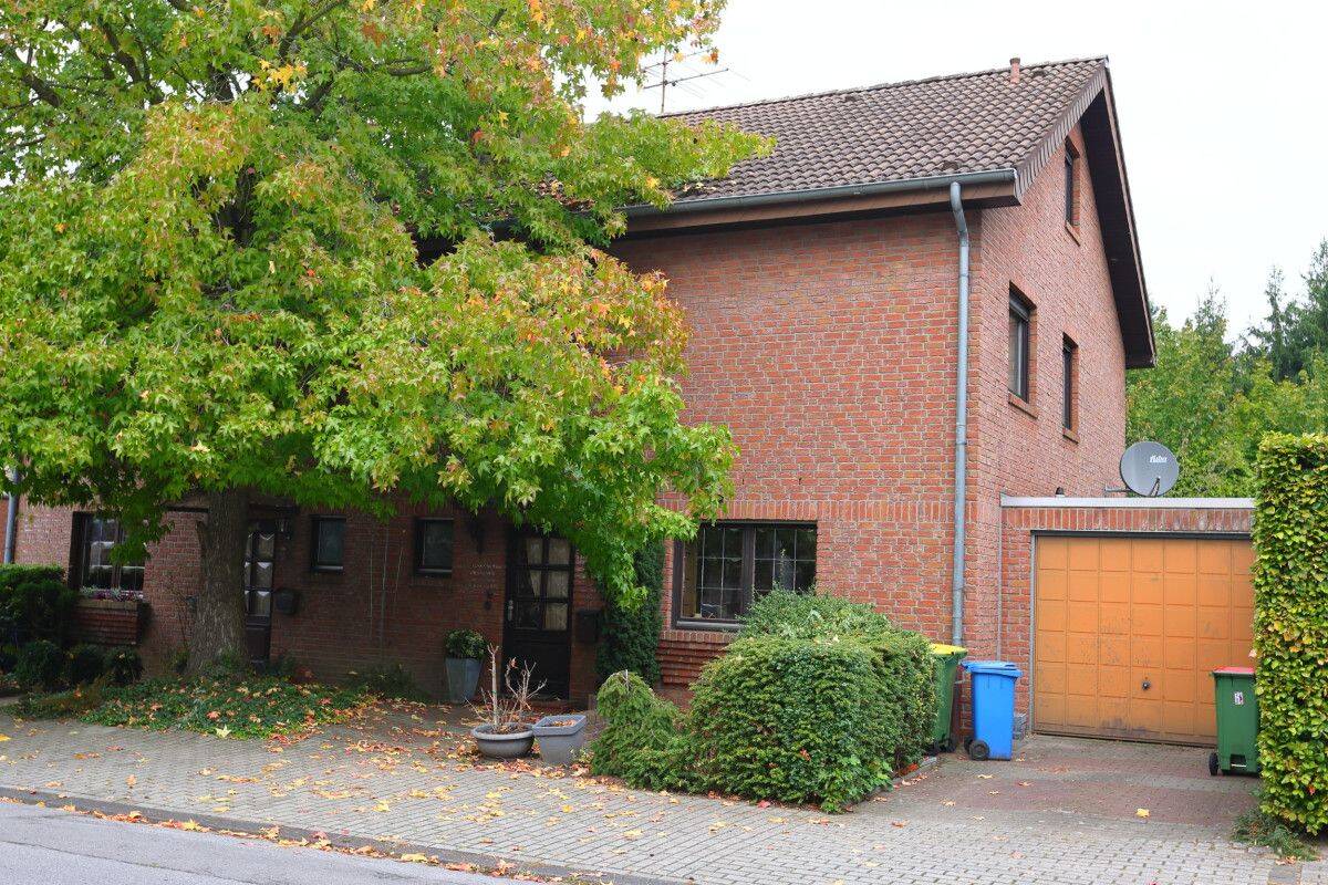 Gepflegte Doppelhaushälfte mit großzügigem Raumangebot, hochwertiger Einbauküche und schönem Garten, 46045 Oberhausen