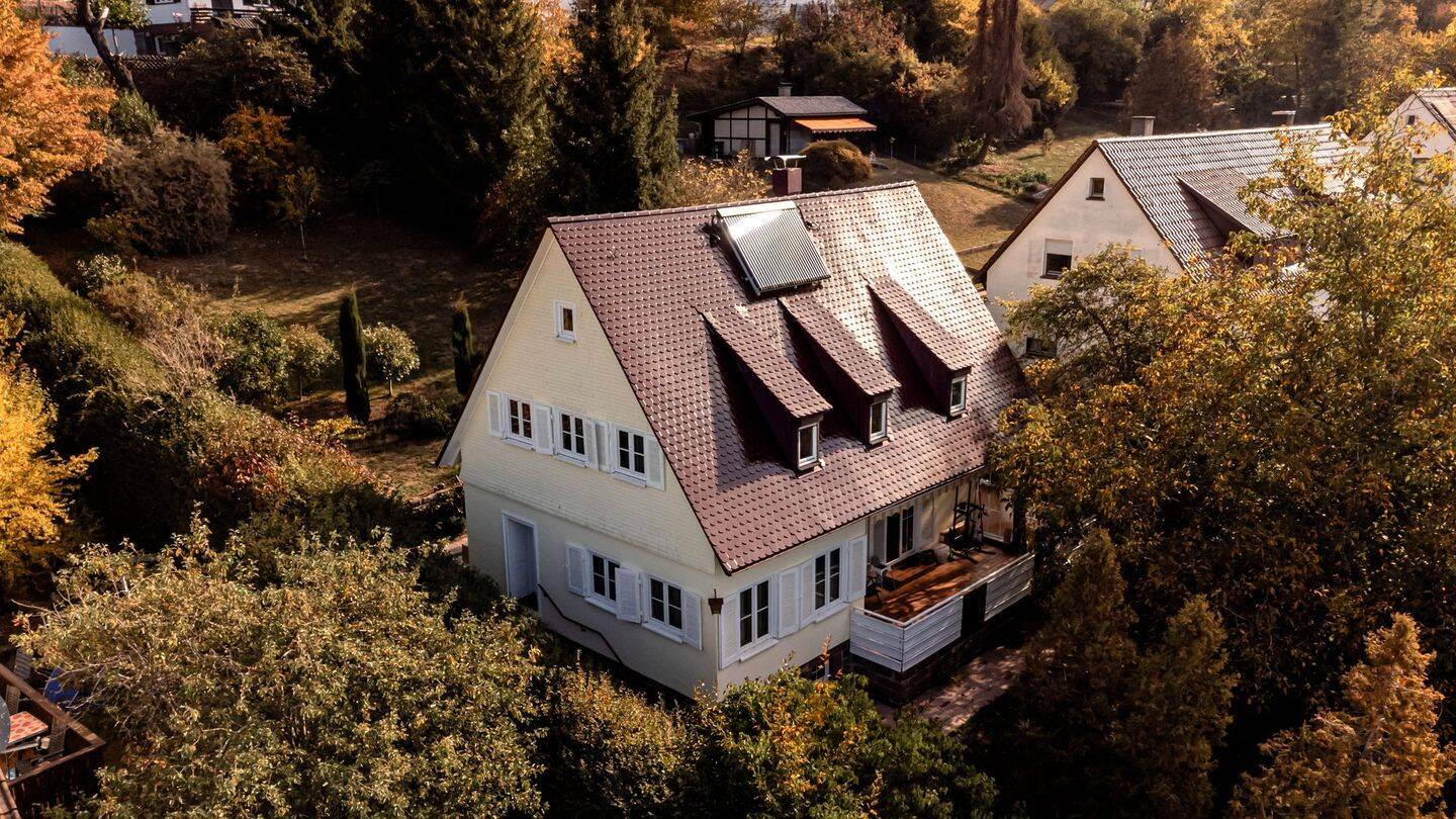 Modernisiertes Einfamilienhaus auf 1145m² mit Charakter | Weitblick über Calw | Garten | 3 Garagen, 75365 Calw