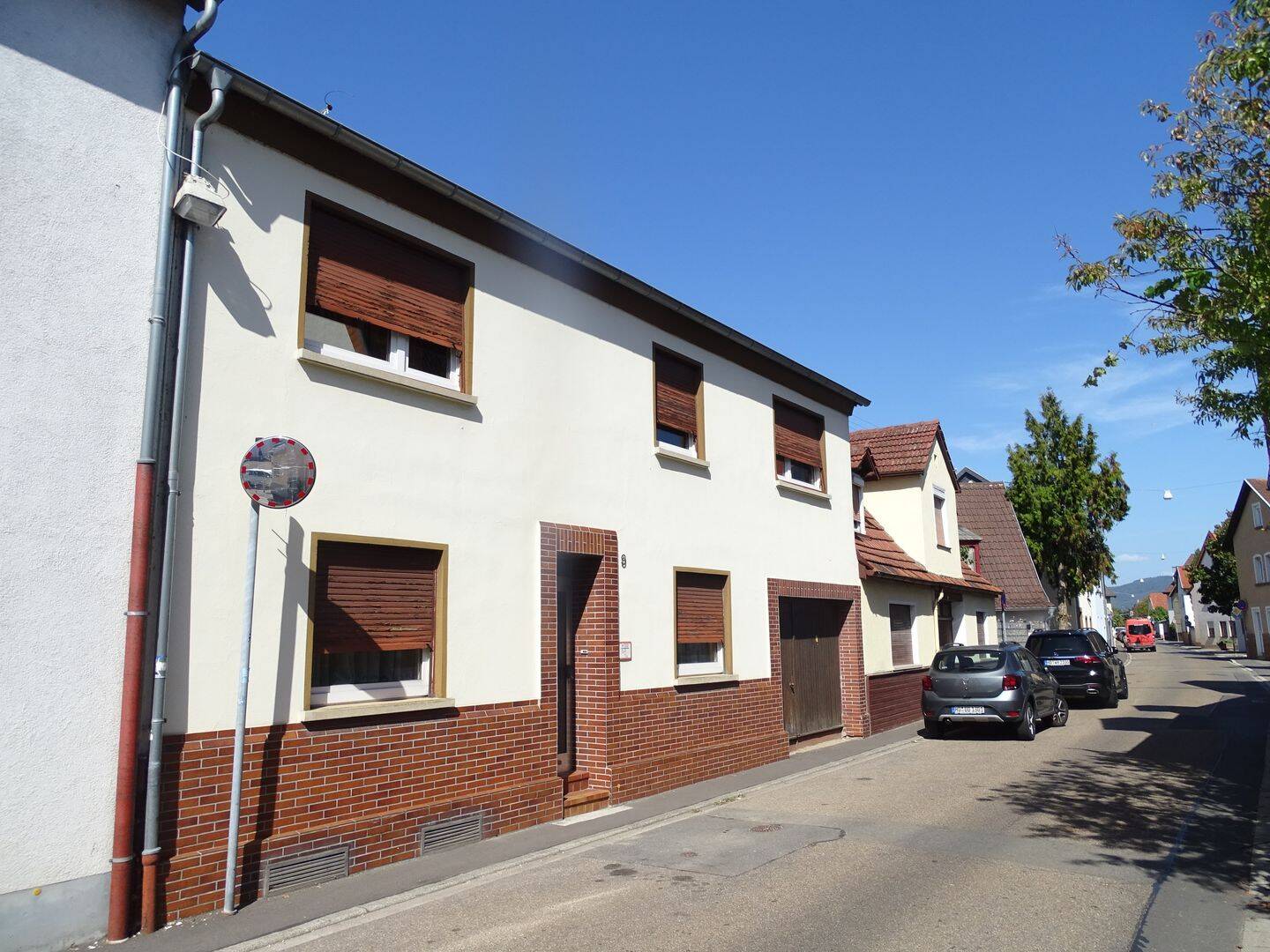Einfamilienhaus mit großer Durchfahrtgarage im Herzen von Eppelheim, 69214 Eppelheim