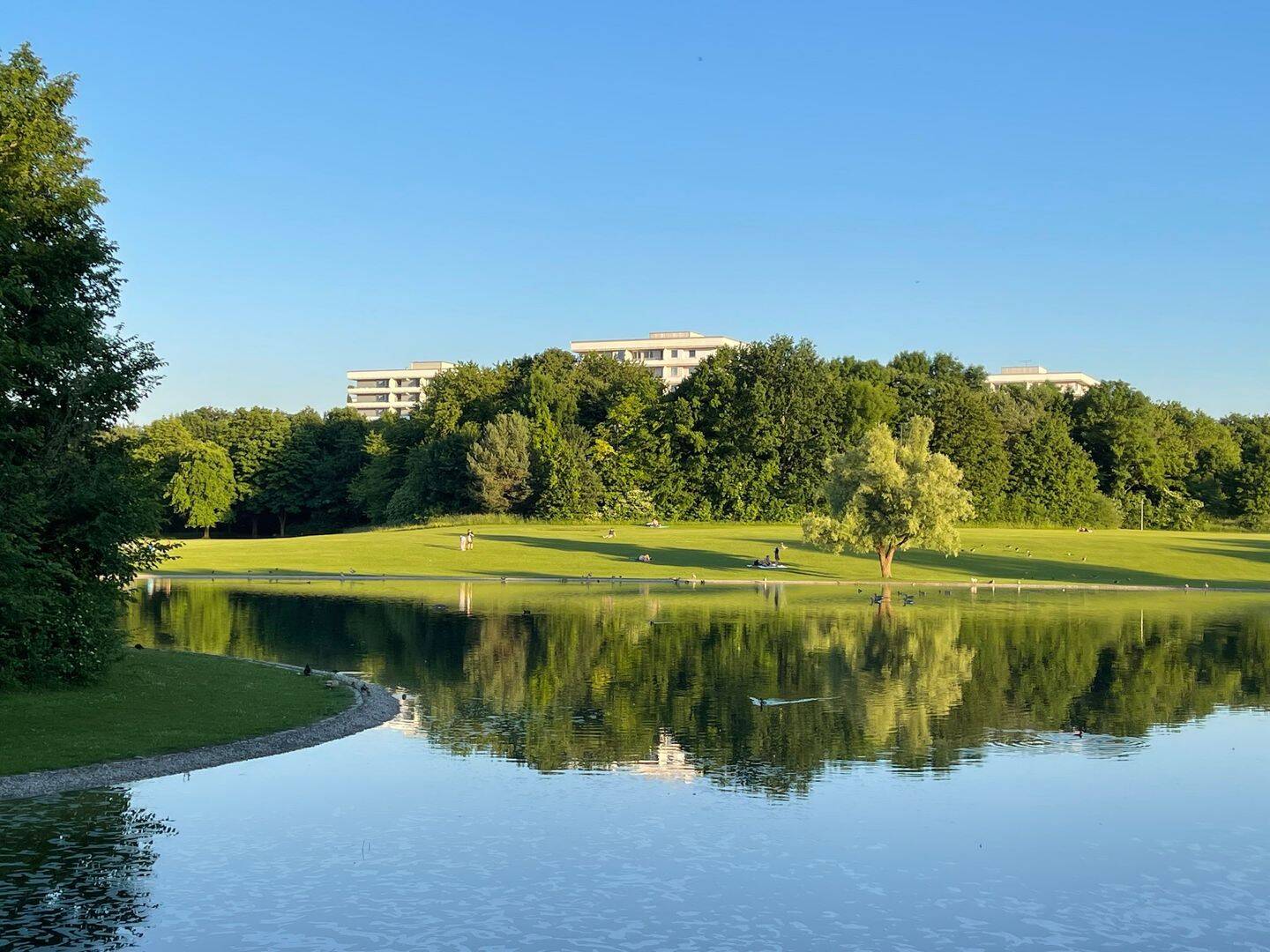 Wohnen direkt am Ostpark – Helle, möblierte 2-Zimmer-Eckwohnung mit umlaufendem Balkon und Alpenblick, 81735 München (Berg am Laim Ramersdorf-Perlach Trudering-Riem)