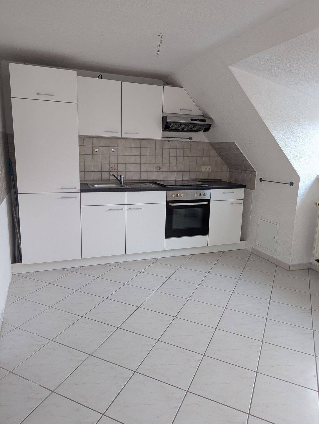 Schicke 2 Raumwohnung in grüner Lage mit Einbauküche zu vermieten!!!!, 6217 Merseburg