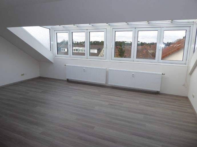 Außergewöhnliche und geräumige 4-Zimmer-Wohnung mit Aufzug direkt in Feucht, 90537 Feucht