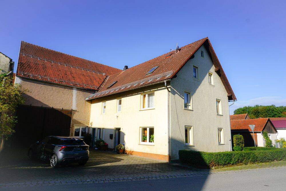 Alles zentral an einer Hofstelle – Haus/Büro/Lager/Stall/Garagen/Garten in Königsfeld OT, 96167 Königsfeld