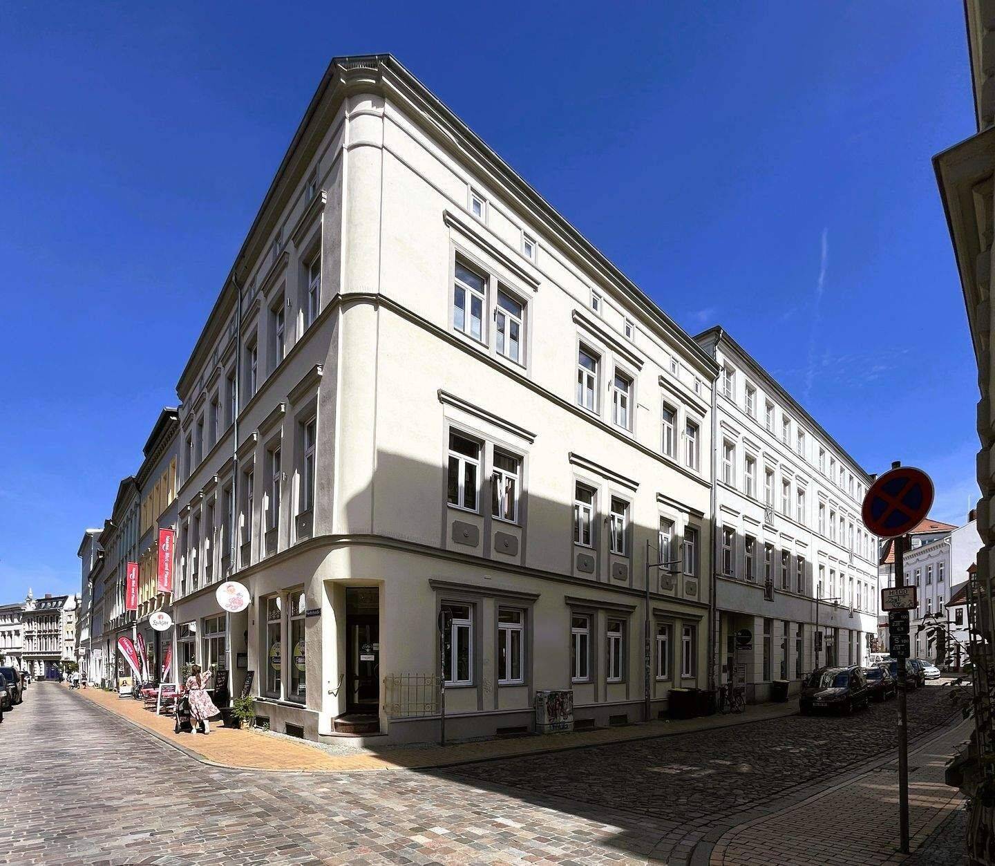 Attraktive 2-Zimmer-Dachgeschosswohnung mit Aufzug und neuer Einbauküche in Schwerin., 19055 Schwerin