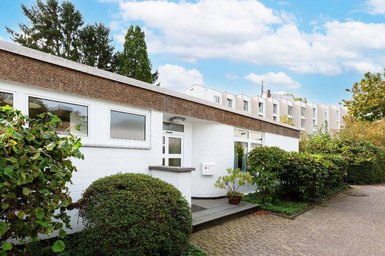NEU IN SCHLEBUSCH: Ein Zuhause für jede Lebensphase Winkelbungalow in begehrter Zentrumslage, 51375 Leverkusen (Schlebusch)