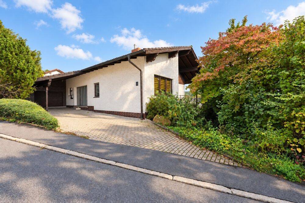 Exklusives Wohnen mit Fernblick auf die Veste Coburg – umfassend saniertes Wohnhaus mit Balkon, Terrasse und Garten, 96472 Rödental