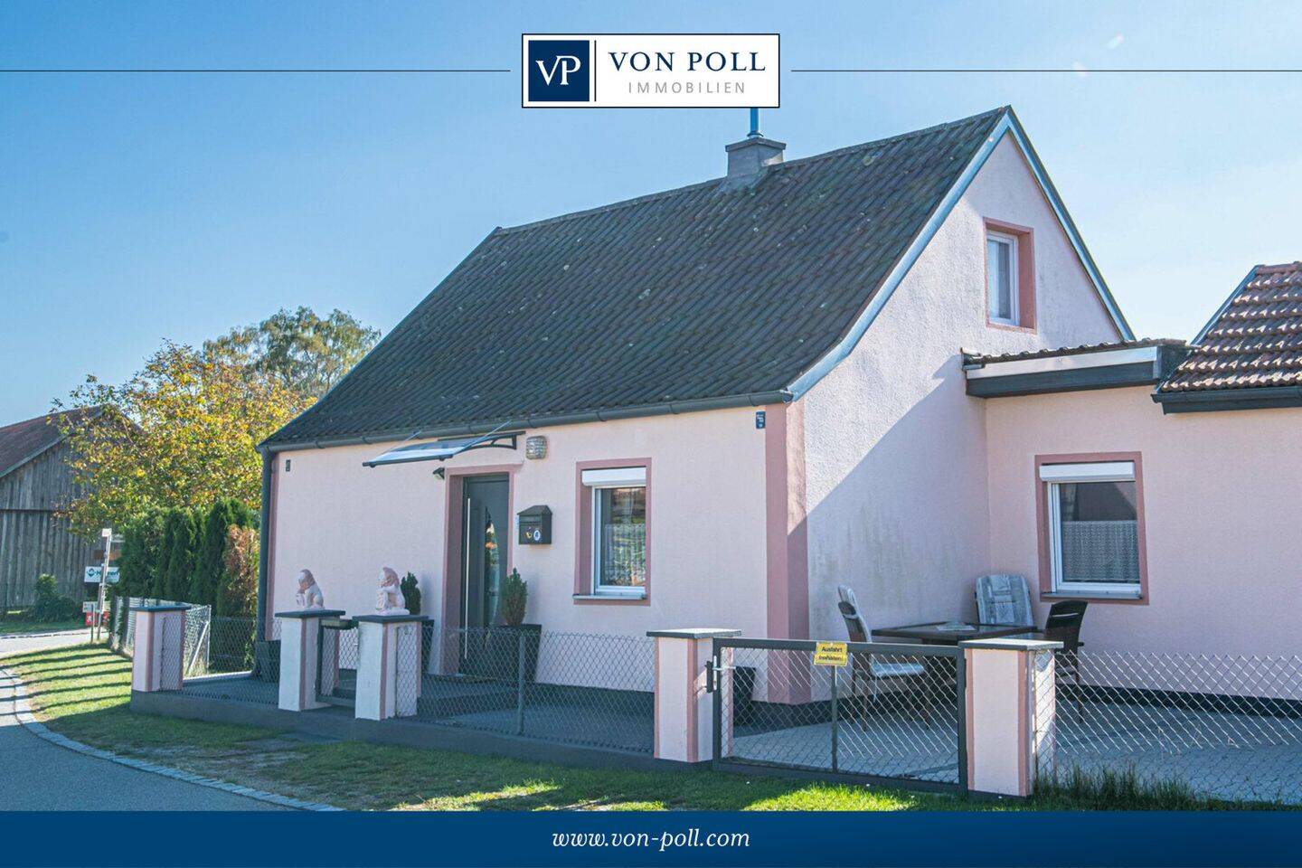 Kompaktes Wohnhaus mit Scheune auf ca. 391 m² Grundstück in Roding, 93426 Roding