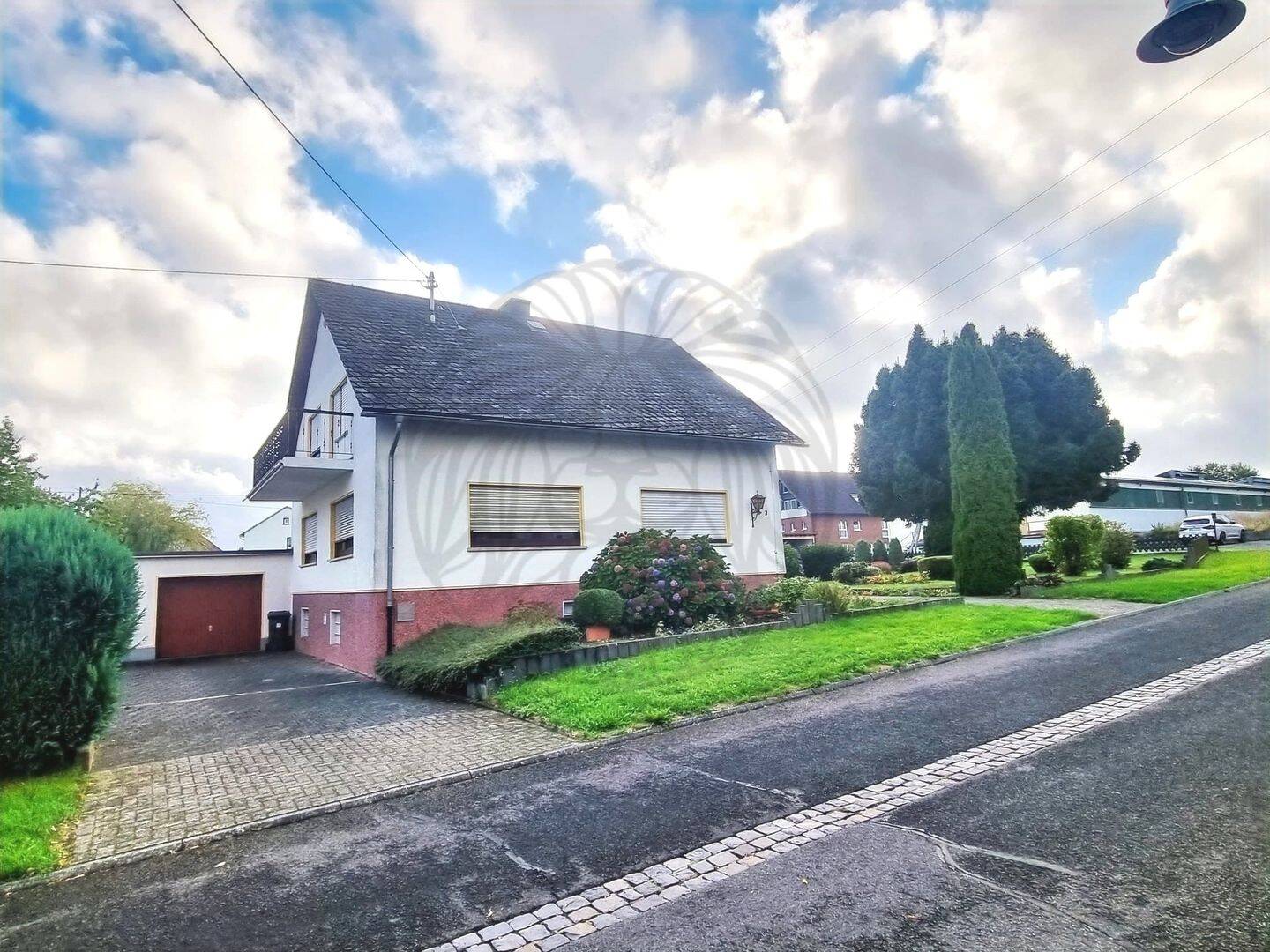 Hellenhahn-Schellenberg: Einfamilienhaus mit Garage und großem Areal, 56479 Hellenhahn-Schellenberg