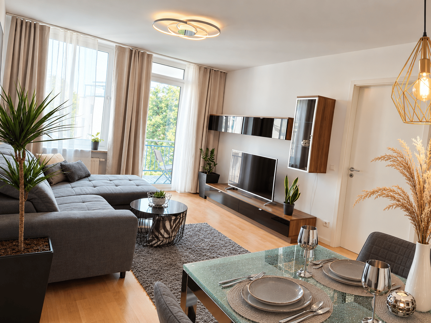 Stillvolle, möbelierte 2-Zimmer-Wohnung mit Terrasse zum Innenhof in Bogenhausen/Arabellapark, 81925 München (Bogenhausen)