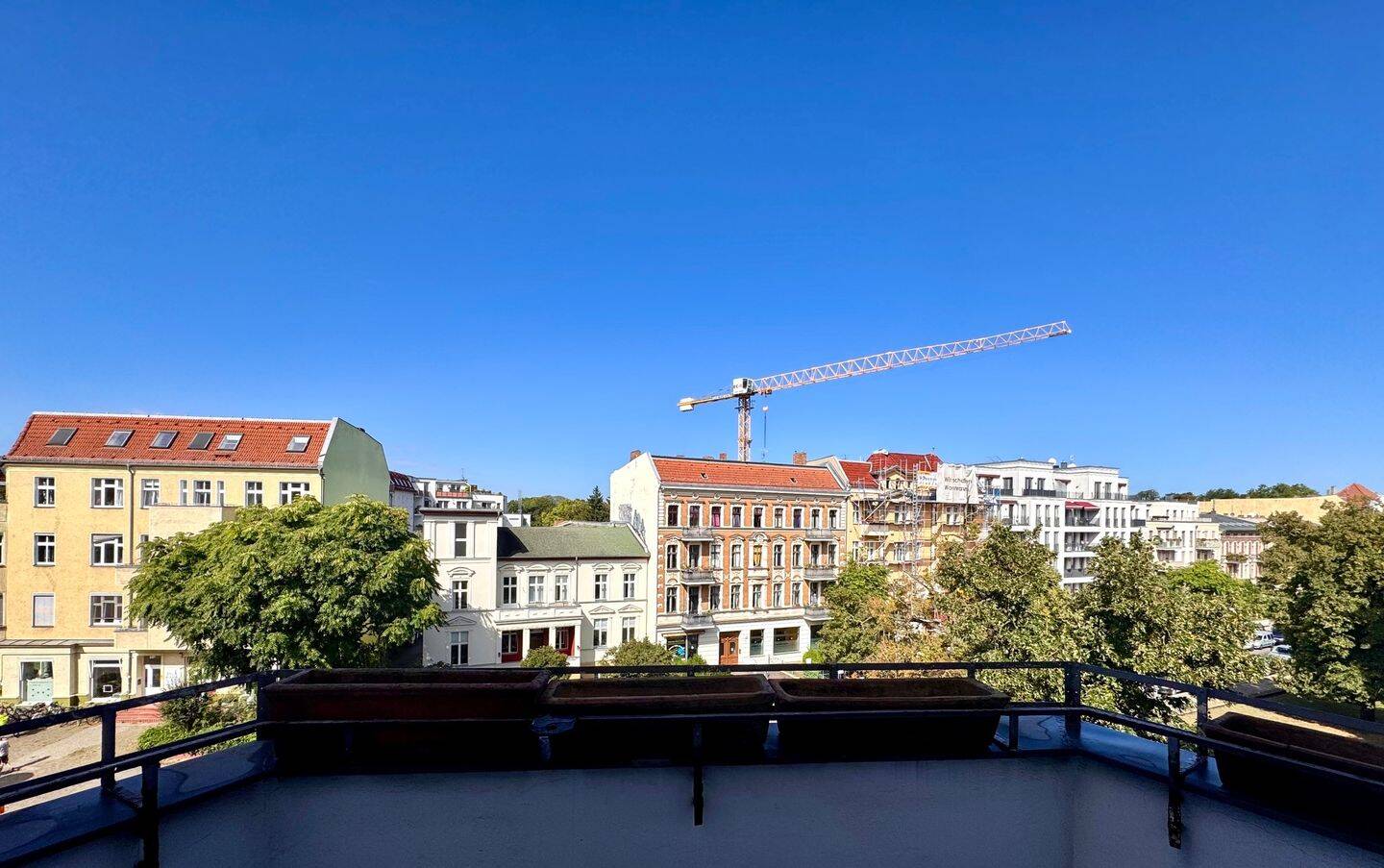 Nahe Bürgerpark in Pankow: Großzügige 3-Zimmer-Wohnung mit Balkon und Weitblick, 13187 Berlin (Pankow)
