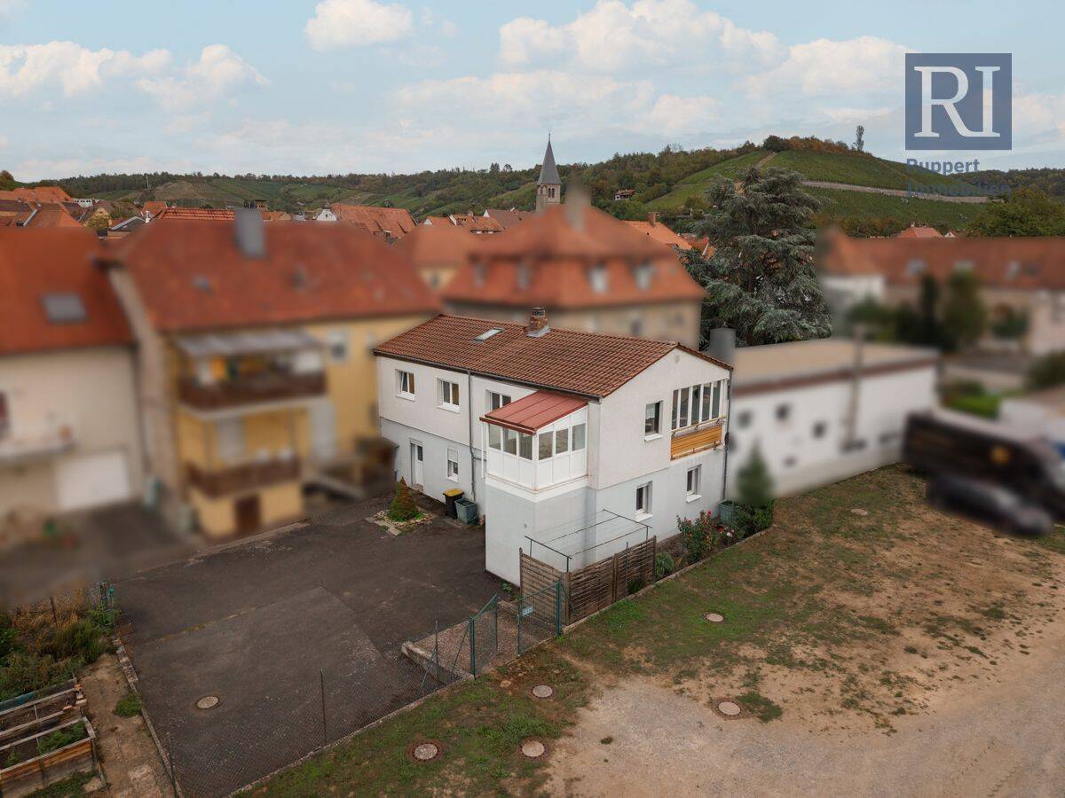 Kompaktes Wohnhaus im malerischen Randersacker, 97236 Randersacker