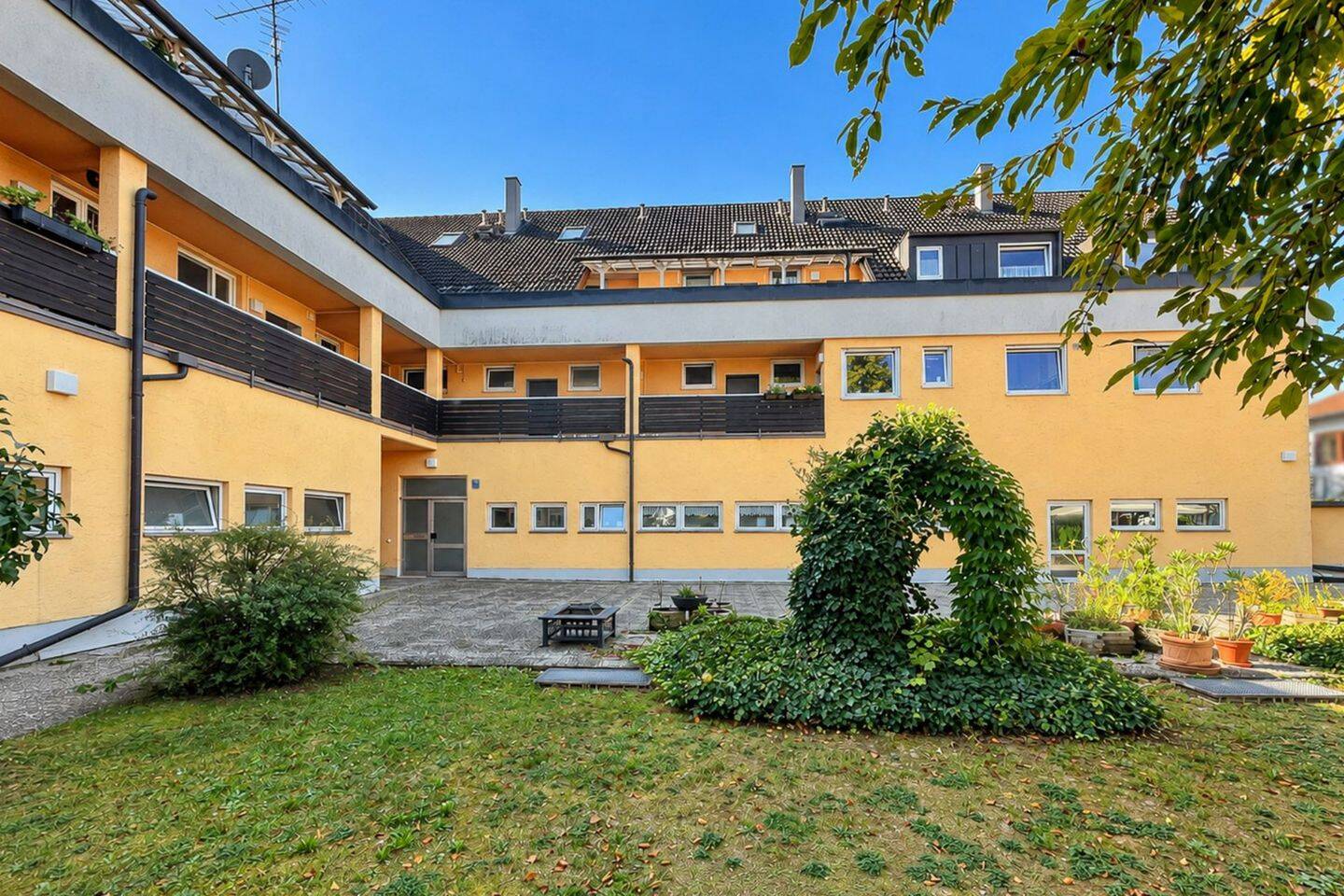 Großzügig geschnitten, angenehm privat und mit viel Potenzial inkl. TG-Stellplatz, 81735 München (Berg am Laim Ramersdorf-Perlach Trudering-Riem)