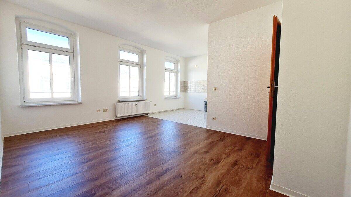 Frisch renovierte 2-Raum-Wohnung mit offener Küche und PKW-Stellplatz, 9126 Chemnitz (Altchemnitz Bernsdorf Gablenz Lutherviertel Sonnenberg)