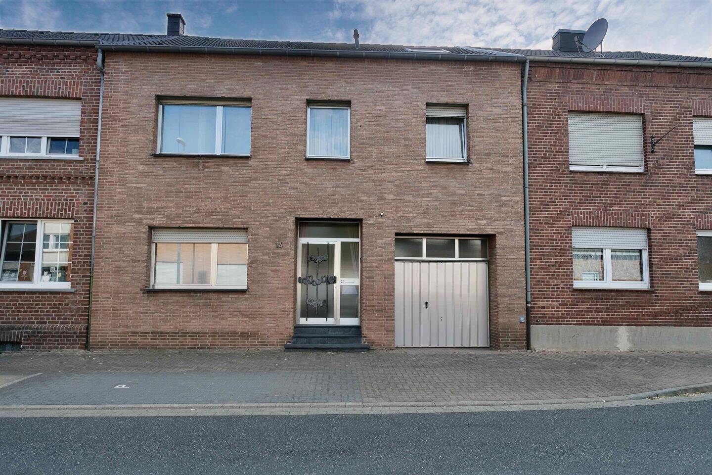 Viel Platz zum Leben – renoviertes Wohnhaus mit weitläufigem Garten und geschütztem Innenhof, 41836 Hückelhoven