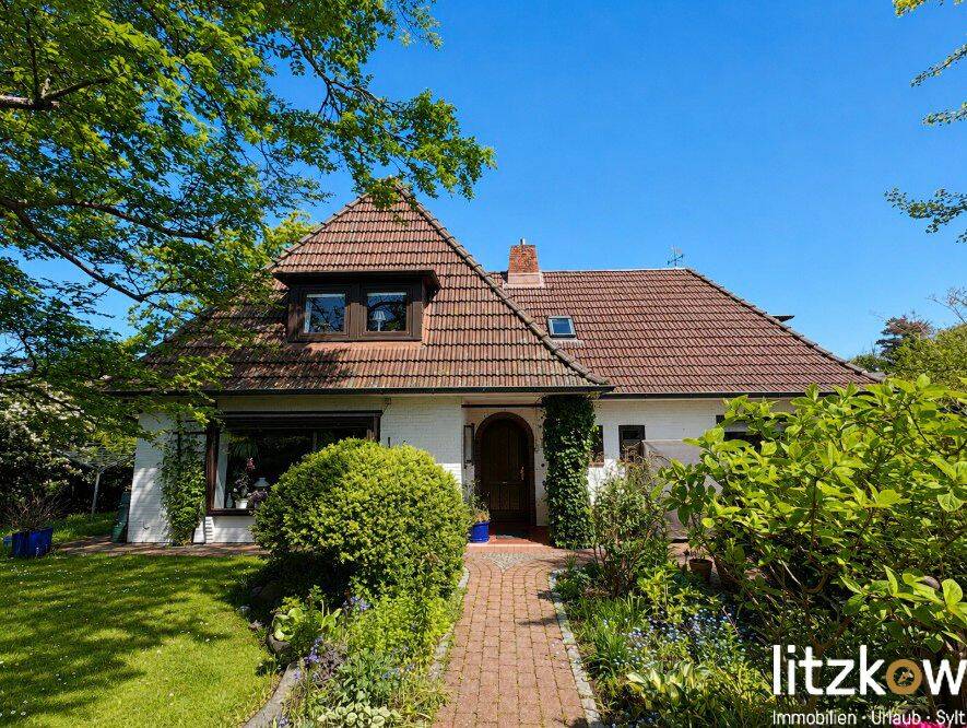 Charmantes Wohnhaus mit Entwicklungspotenzial in attraktiver Lage !, 25980 Sylt