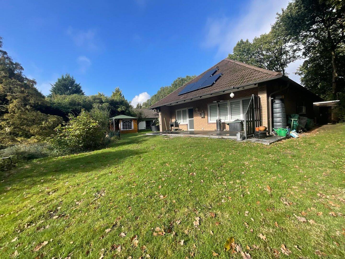 Familienfreundlicher Winkelbungalow mit PV Anlage, Garage & Carport in ruhiger Lage von Hesel, 26835 Hesel