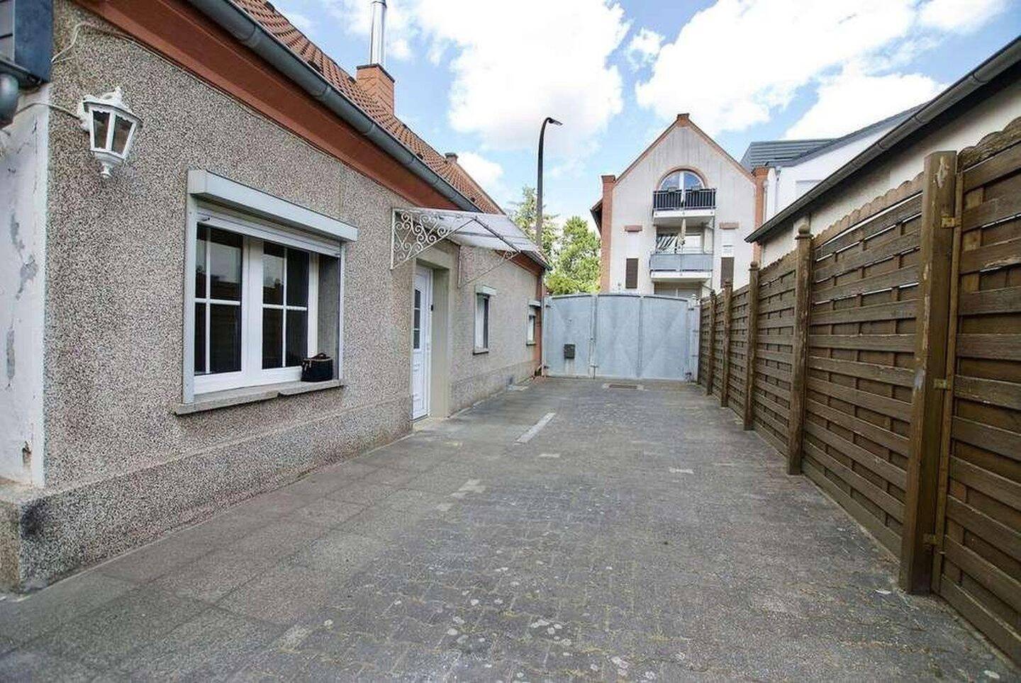 Einfamilienhaus in Erftstadt-Kierdorf mit Lagerhalle, Monteurunterkunft, Stellplätzen & Hof, 50374 Erftstadt