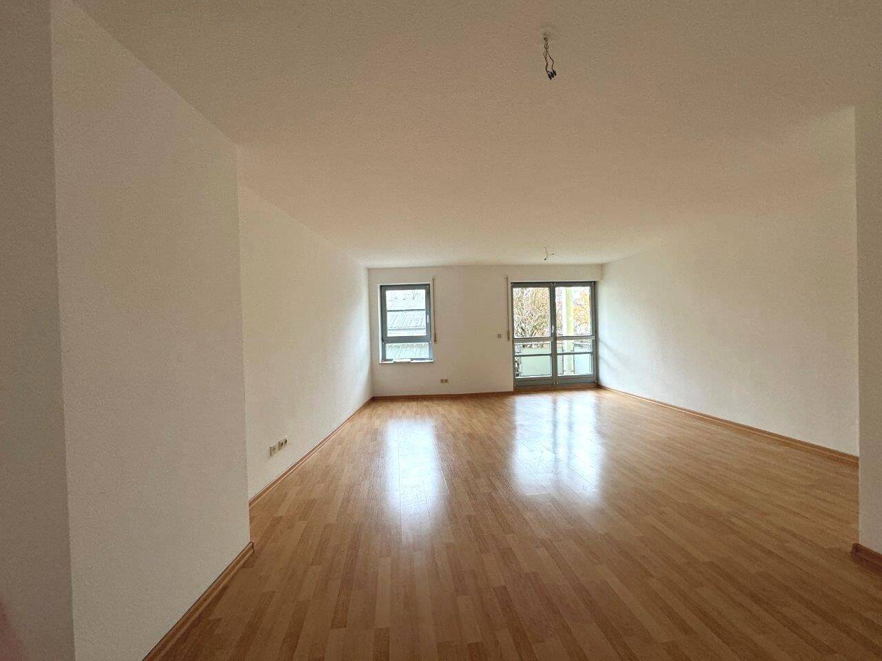 3 ZKB Eigentumswohnung im 1. OG mit Südbalkon und Aufzug, 3-5 Gehminuten zur Straßenbahnhaltestelle, 86154 Augsburg (Oberhausen)