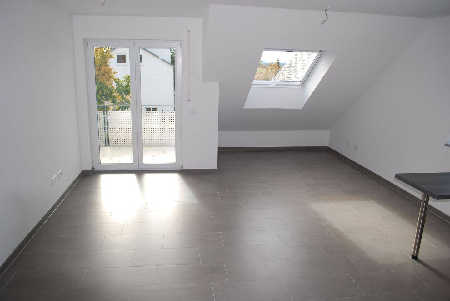 Neuwertige 3 Zimmer Maisonette-Wohnung mit Balkon und Einbauküche, 89233 Neu-Ulm