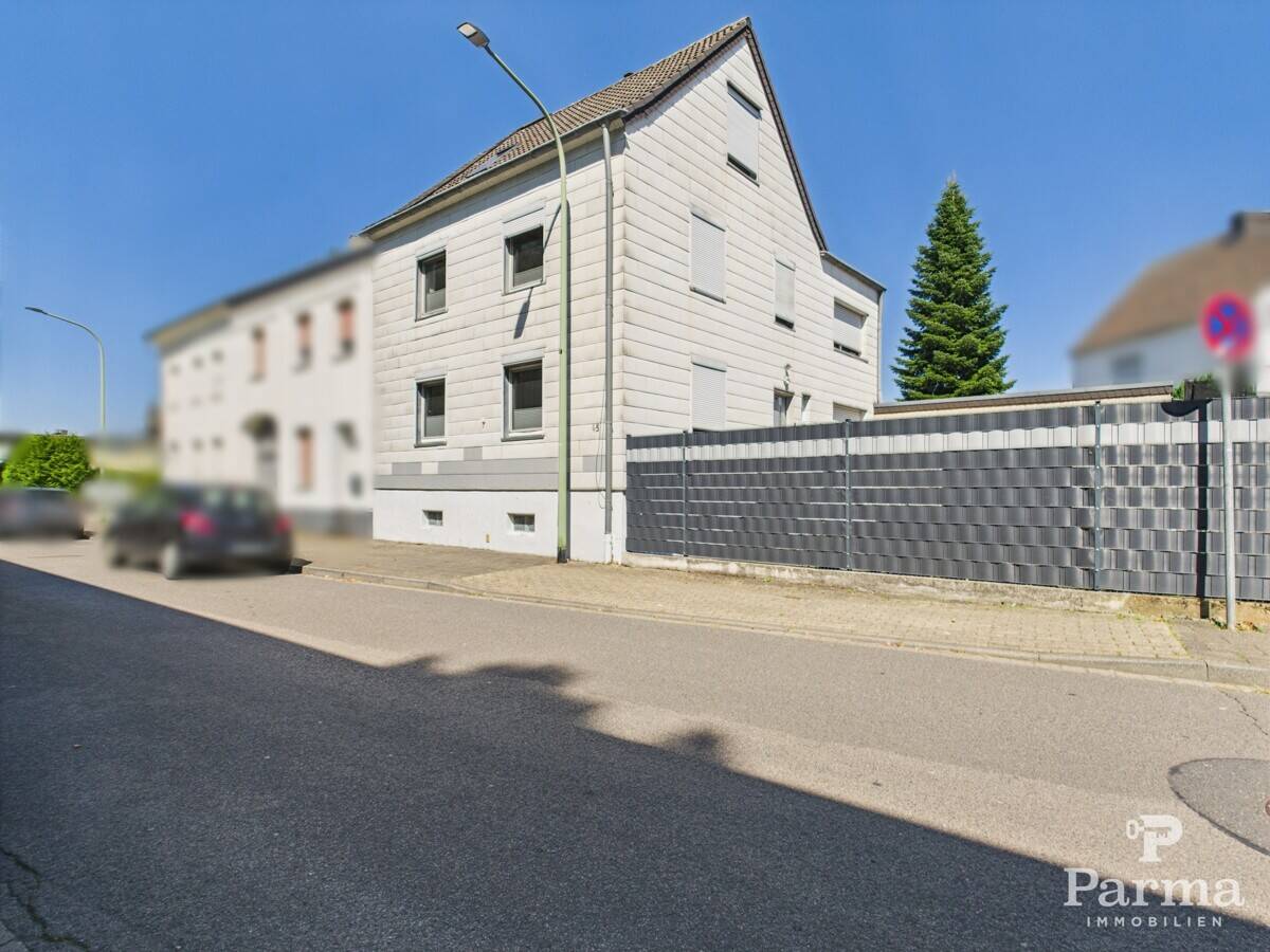 IM ANGEBOTSVERFAHREN: Solides Einfamilienhaus mit Halle zur gewerblichen Nutzung und Erweiterungspotenzial in Kreuzau, 52372 Kreuzau