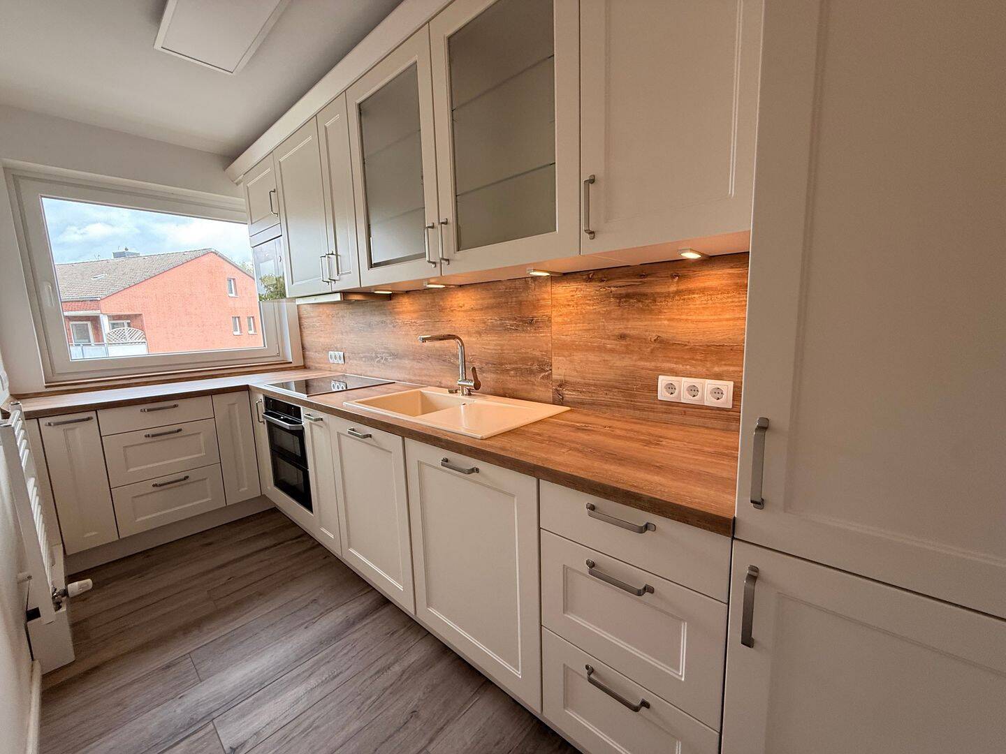 Exklusive 3-Zimmer-Wohnung mit edlem Eichenparkett, Designküche und Südbalkon, 24558 Henstedt-Ulzburg
