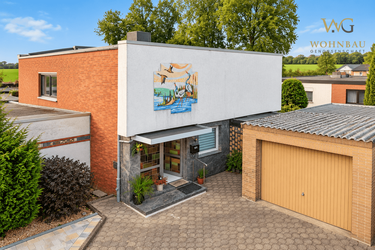 WOHNBAU: Feldrandlage: Vielseitiges Familienhaus mit Einliegerwohnung & traumhafter Dachterrasse, 41515 Grevenbroich