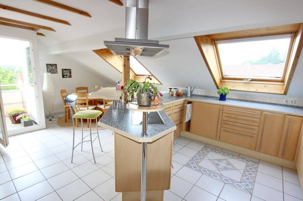 Schön renovierte, sonnige 3,5 Zimmer DG Wohnung mit 2 Balkonen und Bergsicht in Wangen, Berger-Höhe, 88239 Wangen im Allgäu