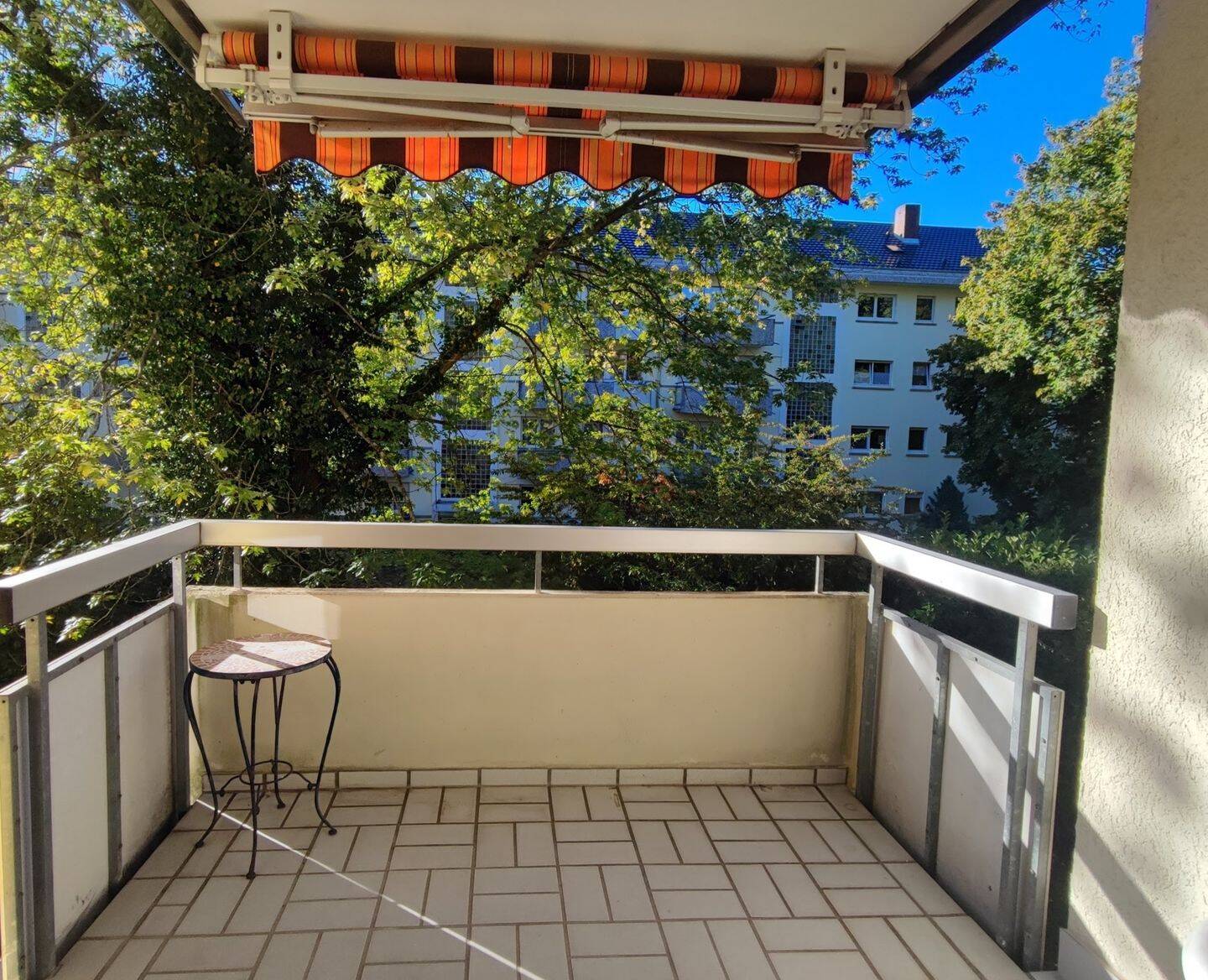Ruhige 2-Zimmer-Wohnung mit Balkon, Garage und viel Grün, 78224 Singen (Hohentwiel)